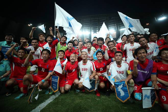 11일 오후 서울월드컵경기장에서 열린 남북노동자통일 축구대회에서 경기를 마친 남북 노동자 선수단 대표팀이 기념촬영을 하고 있다. 연합뉴스