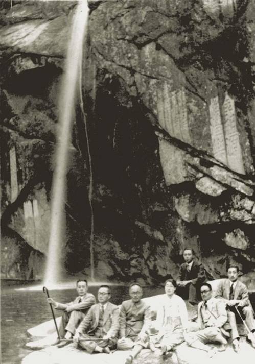 (서울=연합뉴스) 도산 안창호 선생(왼쪽에서 세 번째)와 조카인 안맥결 여사(왼쪽에서 네 번째)의 생전 모습. 2018.8.11 [흥사단 제공]