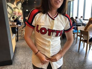 지난 6일 기자가 여성용 야구 유니폼을 입어봤다. 역시 불편했다. /백윤미 기자