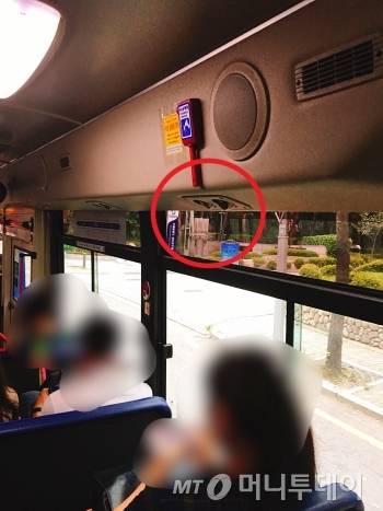 서울 시내버스서 승객들이 에어컨을 쐬고 있다. 폭염이 지속돼 에어컨을 두고 신경전이 벌어질 때가 많다./사진=남형도 기자
