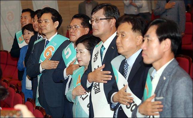 10일 국회 의원회관에서 열린 바른미래당 당대표 및 최고위원 선출을 위한 예비경선 정견발표회에서 10명의 후보들이 국기에 대한 경례를 하고 있다.(자료사진)ⓒ데일리안 박항구 기자