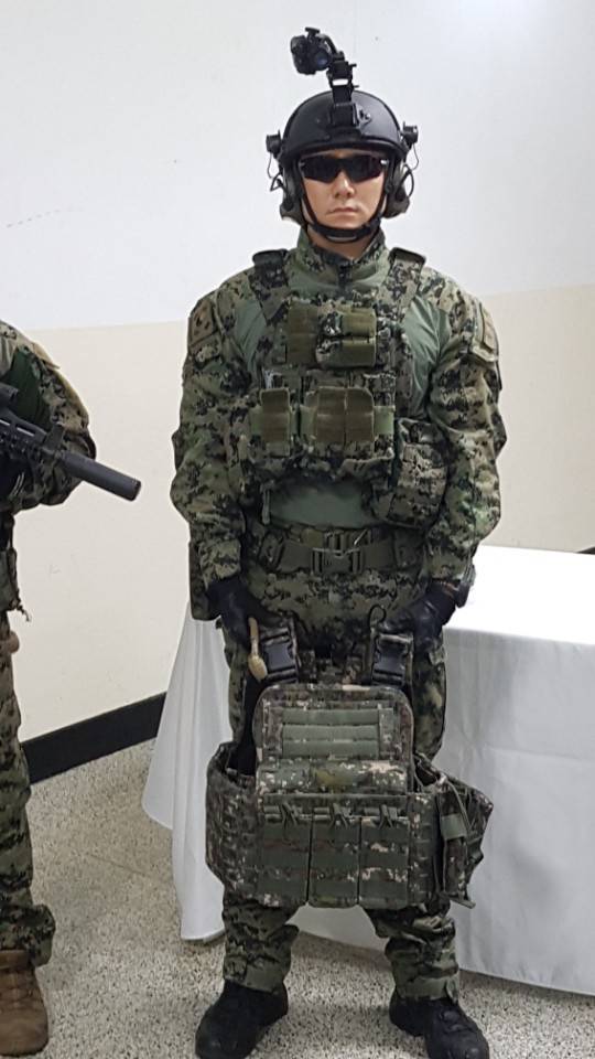 전투용 고글(안경)을 쓴 특전사 요원. 이철재 기자