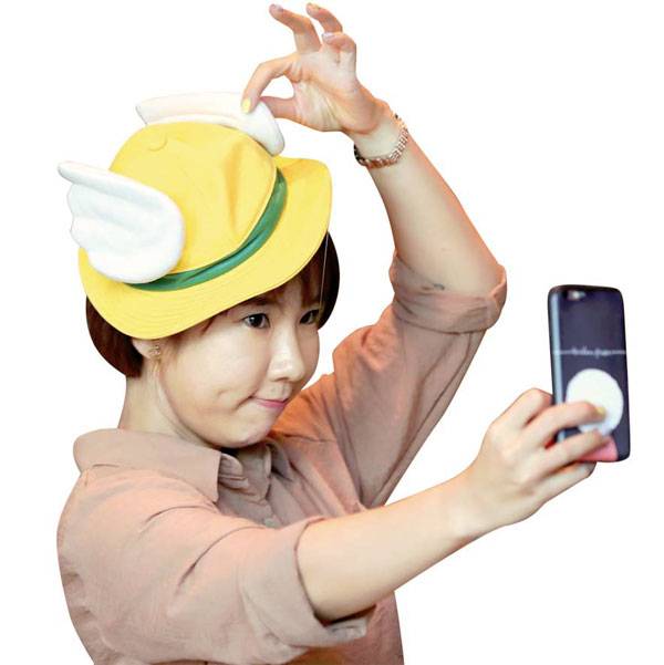 네이버 블로거 권감각 씨가 최근 경기도 분당 네이버 그린팩토리에서 네이버 모자를 쓰고 포즈를 취하고 있다. [김재훈 기자]