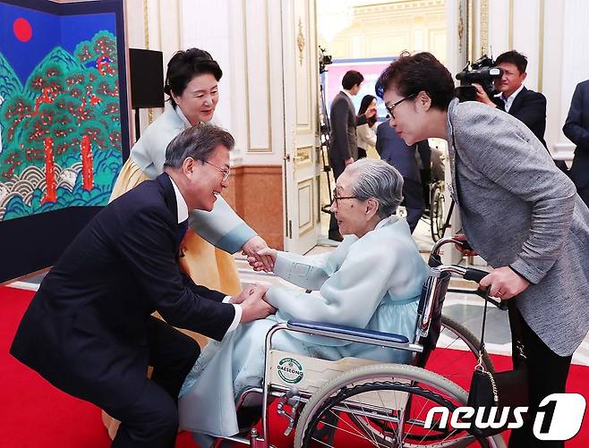 문재인 대통령이 14일 청와대 영빈관에서 열린 독립유공자 및 유족 오찬에 참석한 일본군 위안부 피해자 김복동 할머니와 인사를 나누고 있다.(청와대)2017.8.14/뉴스1 © News1 이광호 기자