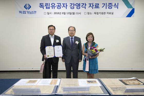 13일 강영각 애국지사 자료 기증식을 마친 뒤 양인집씨(왼쪽부터), 이준식 독립기념관장, 수잔 강 여사가 사진을 찍고 있다. [사진 독립기념관]