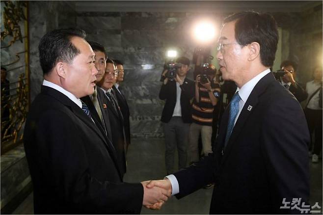남북 고위급 회담의 남측 수석대표인 조명균 통일부 장관과 북측 대표단장인 리선권 조국평화통일위원회 위원장이 지난13일 오후 판문점 북측 통일각에서 회담을 마친 뒤 악수를 나누고 있다. (사진=사진공동취재단)