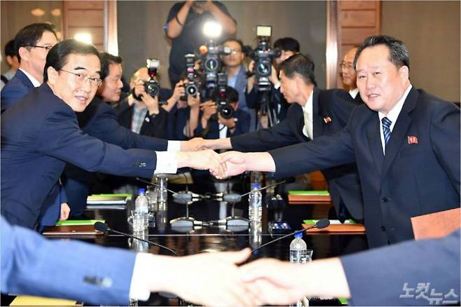 지난 13일 경기도 파주시 판문점 북측 통일각에서 열린 남북 고위급회담 종경회의에서 조명균 통일부장관이 리선권 조국평화통일위원회(조평통) 위원장과 인사를 나누고 있다. (사진=사진공동취재단)