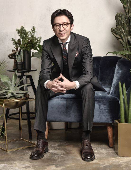 아지오 모델로 활동 중인 가수 유희열씨. [사진 아지오 홈페이지 캡처]