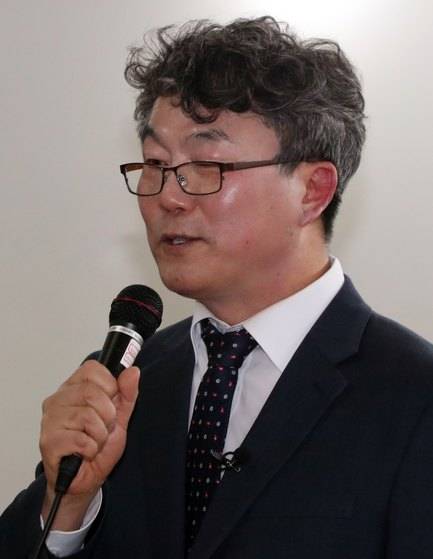 유석영 사회적 협동조합 구두만드는 풍경 이사장이 지난 2월 1일 경기도 성남시 선일테크노피아에서 열린 구두만드는 풍경 일터 여는 날 행사에서 인사말을 하고 있다. [뉴스1]