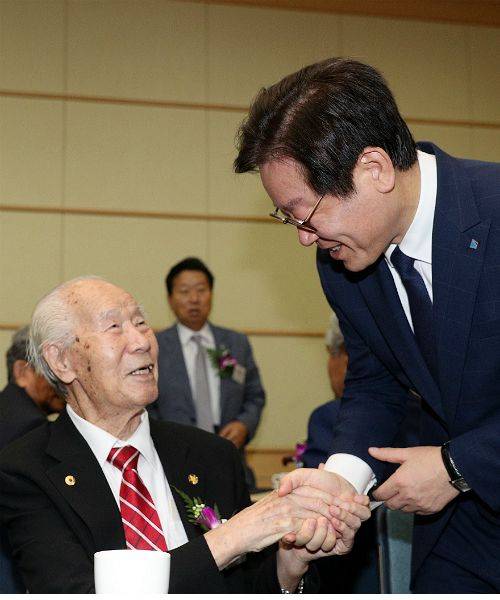 15일 오전 경기 수원 경제과학진흥원에서 열린 제73주년 광복절 경축식에서 이재명 경기도지사가 이영수 애국지사와 인사를 나누고 있다.(사진=경기도청 제공)