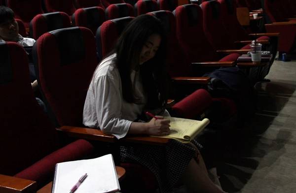 직접 강좌를 수강하고 있는 기자의 모습.(사진=부산 시청자미디어센터)