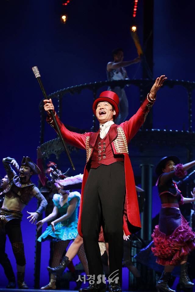 배우 유준상이 뮤지컬 ‘바넘: 위대한 쇼맨’ 프레스콜에 참석해 장면 시연을 선보이고 있다. /사진=지수진 기자