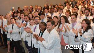 장학금 지원 소식에 기뻐하는 뉴욕대 의대  사람들.(출처=CNN 갈무리) © News1