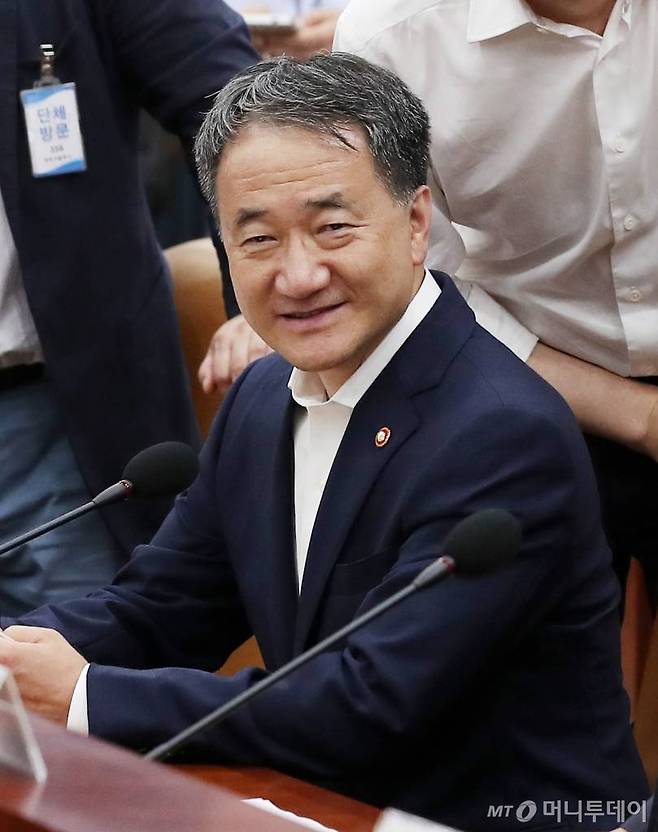 박능후 보건복지부 장관이 13일 오후 서울 종로구 정부서울청사에서 열린 혁신성장관계장관회의에 참석해 미소를 짓고 있다./사진=김창현 기자