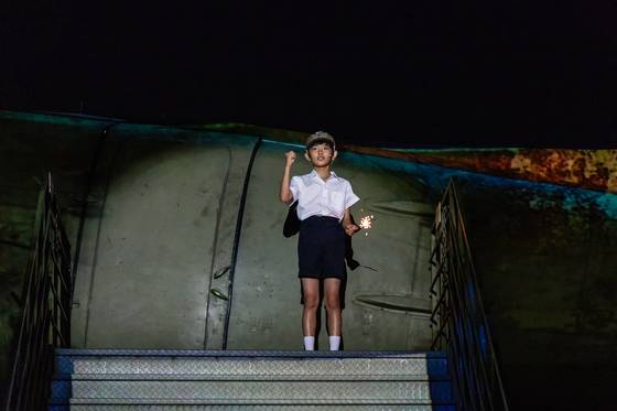 17일 오후 서울 여의도공원 C-47 비행기 전시관에서 '여의도공원 비행기 영상쇼 - 어느 소년 광복군의 비행' 미디어파사드 공연이 열리고 있다. [사진 3·1운동 100주년 서울시기념사업사무국]