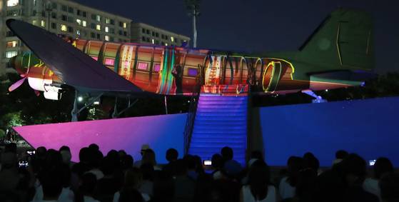 17일 오후 서울 여의도공원 C-47 비행기 전시관에서 '여의도공원 비행기 영상쇼 - 어느 소년 광복군의 비행' 미디어파사드 공연이 열리고 있다. [연합뉴스]