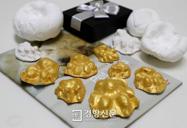 해마루동물병원은 임종한 반려동물의 발도장을 부조로 만들어 보호자에게 선물한다. 강윤중 기자