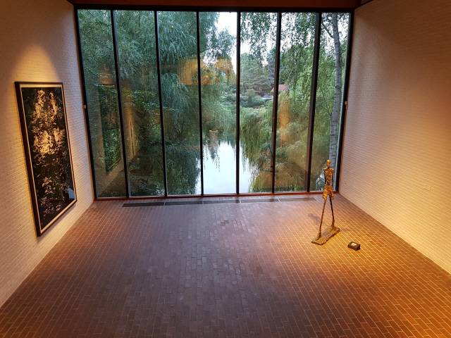 루이지애나 미술관 내부 전시회장의 창가에 비친 풍경이 클로드 모네가 즐겨그리는 정원을 연상시킨다.