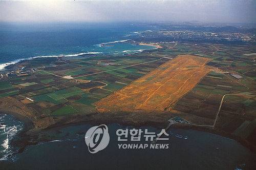 일제강점기 건설됐던 제주 알뜨르비행장 일제강점기 일본 해군이 제주 서귀포시 대정읍 알뜨르에 건설했던 비행장 전경. [연합뉴스 자료사진]
