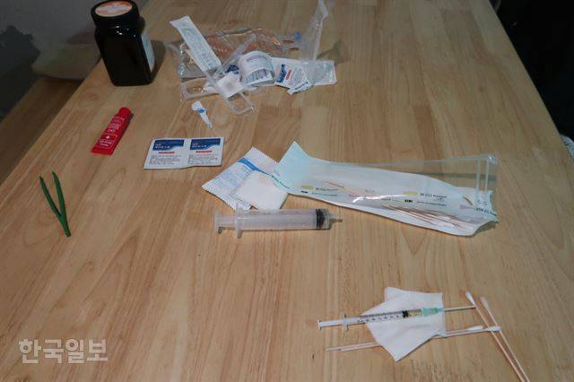 랄라의 치료에 사용하는 물품들. 치료 후엔 항상 탁자가 난장판이 된다.