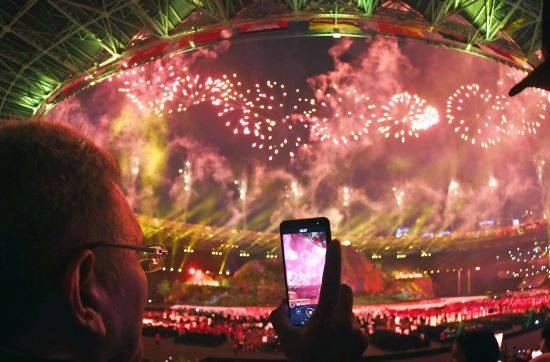 18일 인도네시아 자카르타 겔로라 붕 카르노 경기장에서 열린 2018 자카르타-팔렘방 아시안게임 개막식에서 축포를 쏘고 있다.