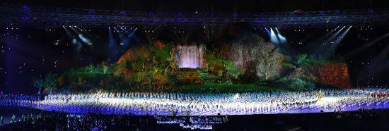 18일 인도네시아 자카르타 겔로라 붕 카르노(GBK) 주경기장에서 열린 2018 자카르타·팔렘방 아시안게임 개막식에서 남한과 북한 선수들이 손을 잡고 공동입장하고 있다.