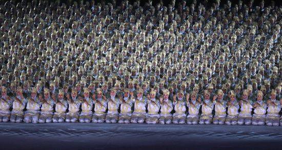 18일 인도네시아 자카르타 겔로라 붕 카르노 경기장에서 열린 2018 자카르타-팔렘방 아시안게임 개막식에서 축하공연을 펼치고 있다.