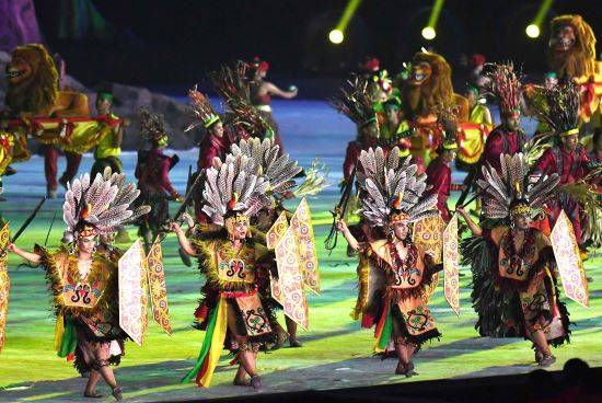 18일 인도네시아 자카르타 겔로라 붕 카르노 경기장에서 열린 2018 자카르타-팔렘방 아시안게임 개막식에서 전통 복장을 입은 공연단이 공연을 펼치고 있다.