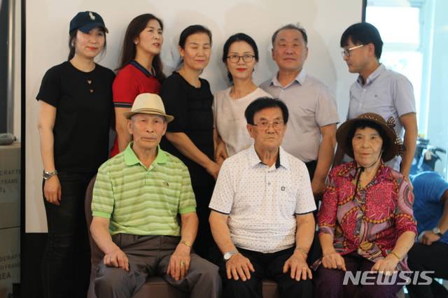 【속초=뉴시스】박종우 기자 = 이산가족 상봉단 방북 하루 전날인 19일 오후 1시께 이재일(83)씨의 가족들이 강원 속초시 한화리조트에서 기념사진을 촬영하고 있다. 2018.08.19.  jongwoo425@newsis.com