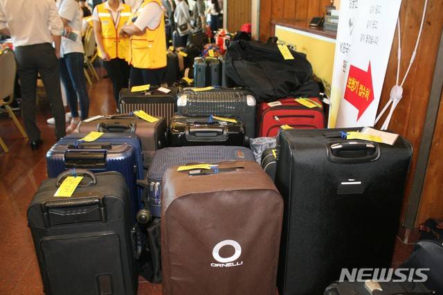 【속초=뉴시스】박종우 기자 = 이산가족 상봉단 방북 하루 전날인 19일 오후 강원 속초시 한화리조트에 이산가족들이 준비한 상봉 선물이 접수돼 로비에 놓여있다. 2018.08.19.    jongwoo425@newsis.com