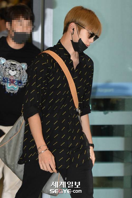 그룹 워너원 강다니엘이 미국 로스앤젤레스에서 진행된 ‘2018 케이콘(KCON) LA’의 공연을 마치고 지난 13일 인천국제공항을 통해 귀국했다.