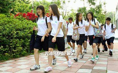 한가람고 학생들이 반바지와 티셔츠를 입고 등교하고 있다. 사진=연합뉴스 제공