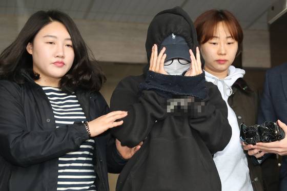 서울서부지법은 홍익대 남성 누드모델의 나체를 몰래 찍어 워마드에 유포한 혐의로 구속기소 된 안모(25)씨에게 지난 13일 징역 10개월을 선고했다. [뉴스1]