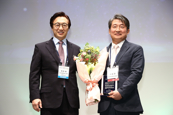 한국경영학회 이두희 회장(왼쪽)과 바른세상병원 서동원 병원장(오른쪽).