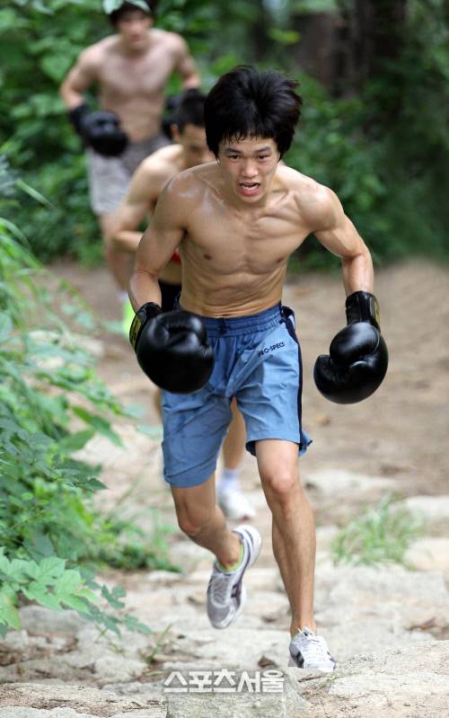 아시안게임 2회 연속 금메달에 도전하는 라이트플라이급 간판 신종훈. 사진은 지난 2011년 7월 런던올림픽을 1년 앞두고 태릉선수촌 불함산을 뛰어오르는 신종훈의 모습. 박진업기자