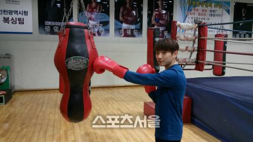 복싱 여자 국가대표 오연지(인천시청)가 지난 2015년 12월 스포츠서울과 신년인터뷰를 마친 뒤 글러브를 끼고 포즈를 취하고 있다. 인천 | 김용일기자 kyi0486@sportsseoul.com