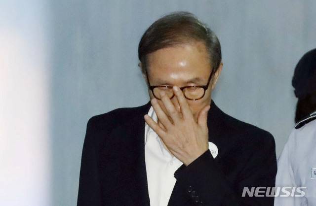 【서울=뉴시스】최동준 기자 = 이명박 전 대통령이 21일 서울 서초구 서울중앙지방법원에서 열린 공판에 출석하기 위해 호송차에서 내려 법정으로 향하고 있다. 2018.08.21. photocdj@newsis.com
