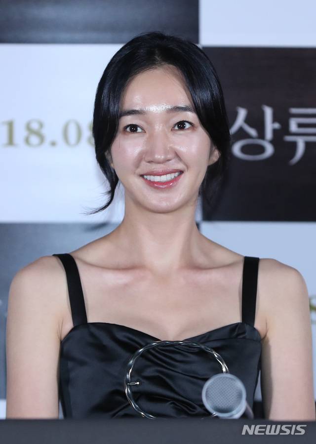 【서울=뉴시스】조수정 기자 = 배우 수애가 21일 오후 서울 광진구 롯데시네마 건대입구에서 열린 영화 '상류사회' 언론시사회에서 질문을 듣고 있다. 영화 '상류사회'는 오는 29일 개봉한다. 2018.08.21. chocrystal@newsis.com