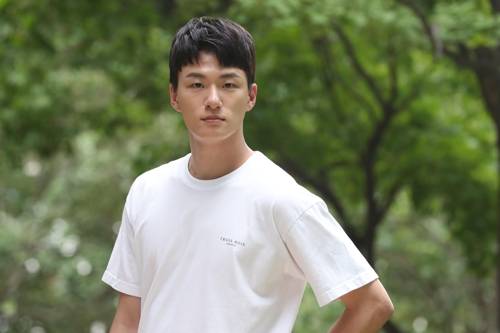 포즈 취하는 신승호 (서울=연합뉴스) 강민지 기자 = 웹드라마 '에이틴'에 출연한 배우 신승호가 지난 20일 오후 서울 종로구 수송동 연합뉴스에서 진행된 인터뷰에 앞서 포즈를 취하고 있다. 2018.8.21      mjkang@yna.co.kr