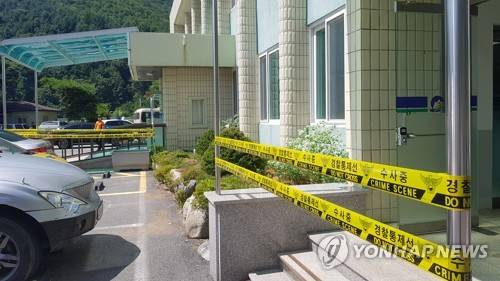 괴한 엽총 난사한 소천면사무소 (봉화=연합뉴스) 최수호 기자 = 21일 경북 봉화군 소천면사무소에서 경찰이 폴리스라인을 치고서 외부인 출입을 통제하고 있다. 이날 오전 이곳에서 괴한이 엽총을 난사해 직원 2명이 크게 다쳐 병원으로 이송됐다.  suho@yna.co.kr  (끝)