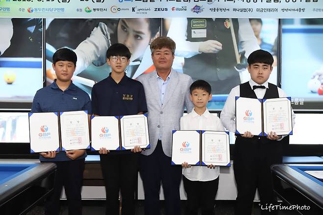 ‘동두천연맹회장배 제29회 경기도 3쿠션 토너먼트 챌린저’ 학생 초중등부 입상자들. 왼쪽부터 준우승 정재인(김포시 청소년), 우승 김태현(용인 용천중), 동두천시당구연맹 이성선 회장, 공동 3위조수영(시흥 서면초), 김제현(수원 서호중) (사진=경기도당구연맹함상준행정총괄국장)