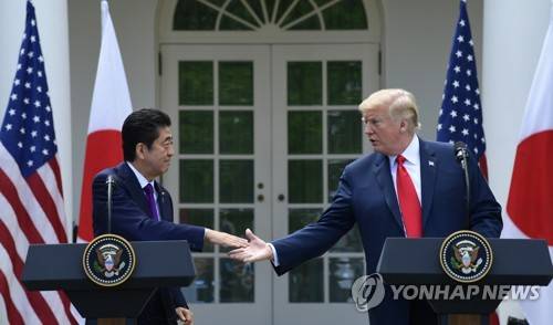 아베(왼쪽)와 트럼프 [AP=연합뉴스 자료사진]