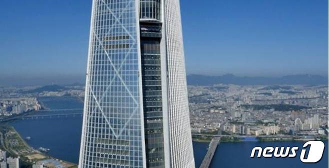 롯데월드타워 최상층부에 적용된 다이아그리드 공법 외관© News1