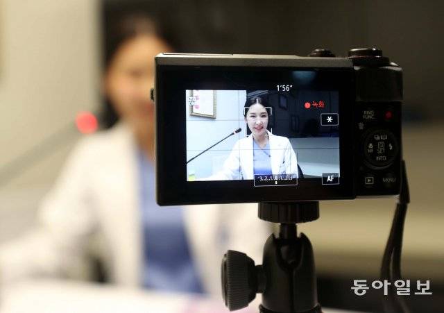 병원에서 짬을 내 유튜브 방송을 진행하고 있는 이수진 원장. 그는 “백세 시대에 이제 겨우 절반 살았을 뿐이다. 앞으로도 하고 싶은 건 다 해보며 살고 싶다”고 했다. 장승윤기자 tomato99@donga.com