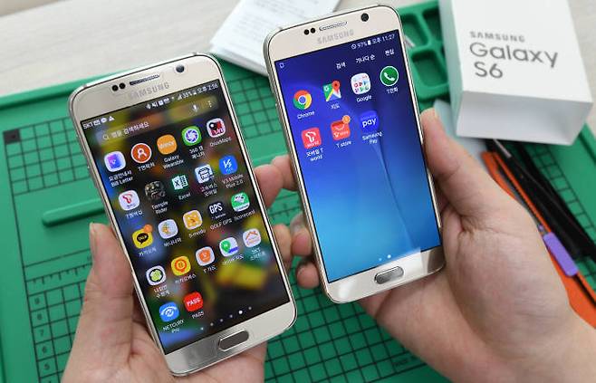 갤럭시S6 진품(왼쪽)과 갤럭시S6 모조품.