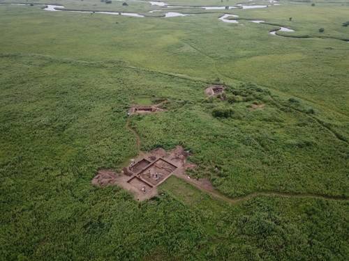염주성 조사 지역 전경. 가장 위쪽이 서북쪽 성벽 인접 구역, 가운데가 저장구덩이 발견 구역, 아래쪽이 건물터 출토 구역이다. [동북아역사재단 제공]