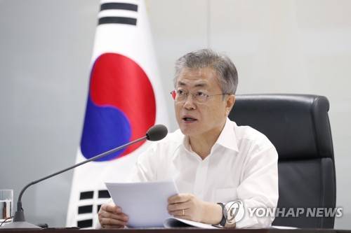 태풍 '솔릭' 대비 당부하는 문 대통령 (서울=연합뉴스) 문재인 대통령이 23일 오전 청와대 국가위기관리센터 상황실에서 열린 제19호 태풍 '솔릭' 대처 상황 점검회의에서 전국 시도지사를 비롯한 관계 부처 장관들과 화상회의를 하고 있다.  [청와대 제공]    hkmpooh@yna.co.kr  (끝)