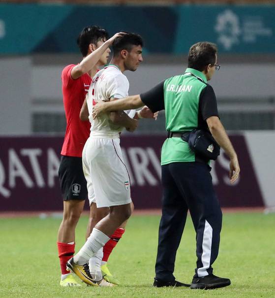 이란 선수 위로하는 손흥민. 김성룡 기자