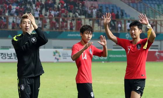 손흥민과 조현우가 한국 응원단에게 인사하고 있다. 자카르타=김성룡 기자