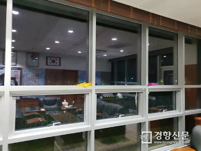 송귀근 전남 고흥군수가 지난 23일 오후 11시5분 자신의 SNS에 군수실 창문으로 비가 새는 모습의 사진을 직접  찍어 올렸다. 군수실 창틀에 빗물을 닦기 위해 수건이 올려져 있다. │송귀근 고흥군수 페이스북